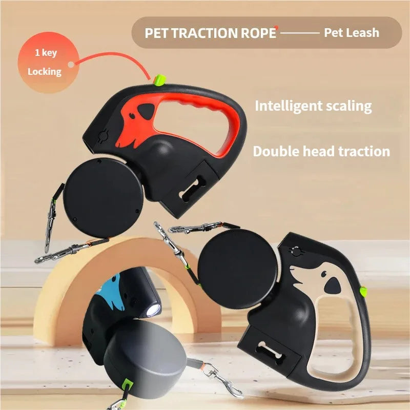 Three retractable pet traction rope leashes with dog-shaped handles are displayed on a wooden surface against a beige background, with text callouts describing features like key locking, intelligent scaling, and double head traction.